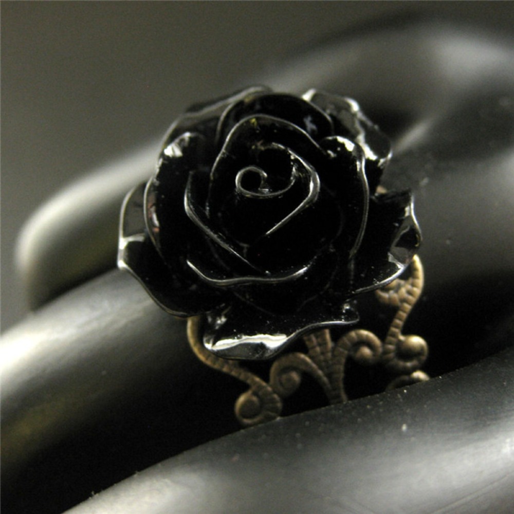 Resin Art Ring - 気質レトロ黒樹脂ステレオローズフラワーゴールドカラー中空オープニングリング女性男性ゴシックジュエリーアクセサリー