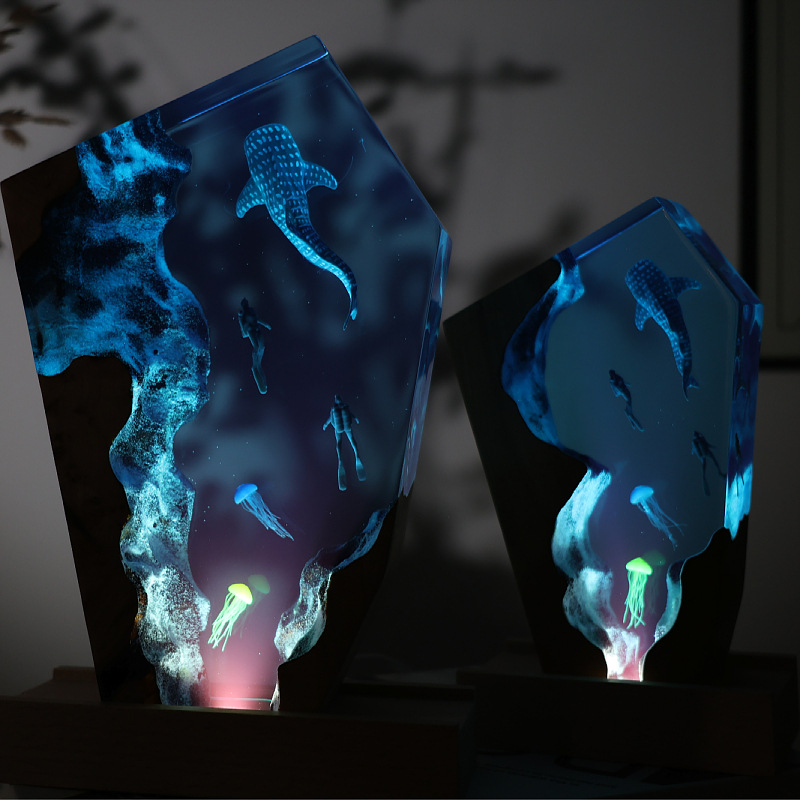 樹脂製洞窟クジラダイバーデスクトップクラゲ発光オーナメントク - Resin Art Gift For Anniversary のレビューと価格