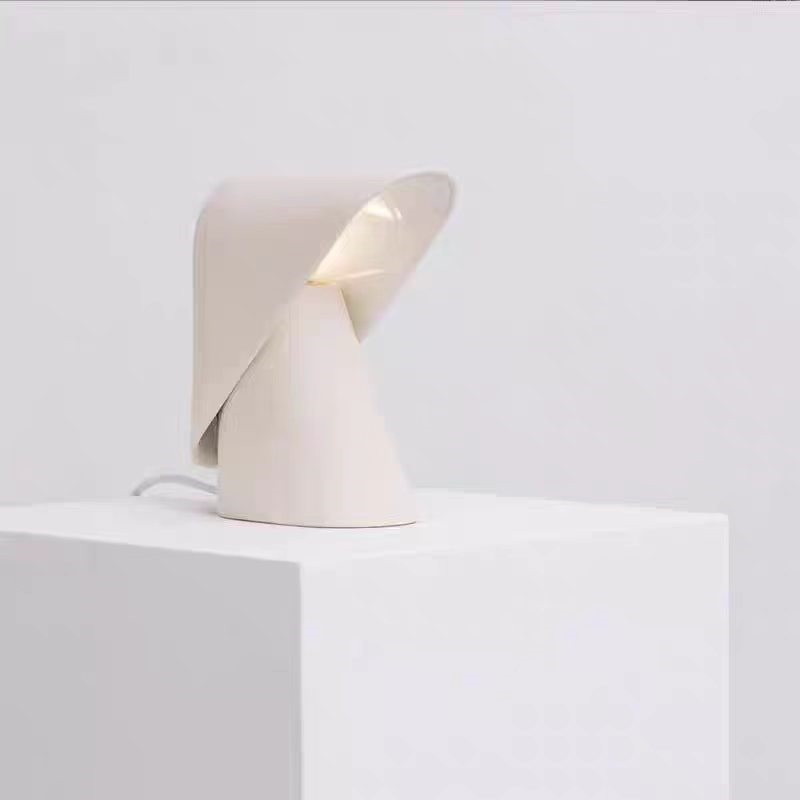 モダンなミニマリスト樹脂 LED デスクランプデザイナークリ - Resin Art Floor Design のレビューと価格