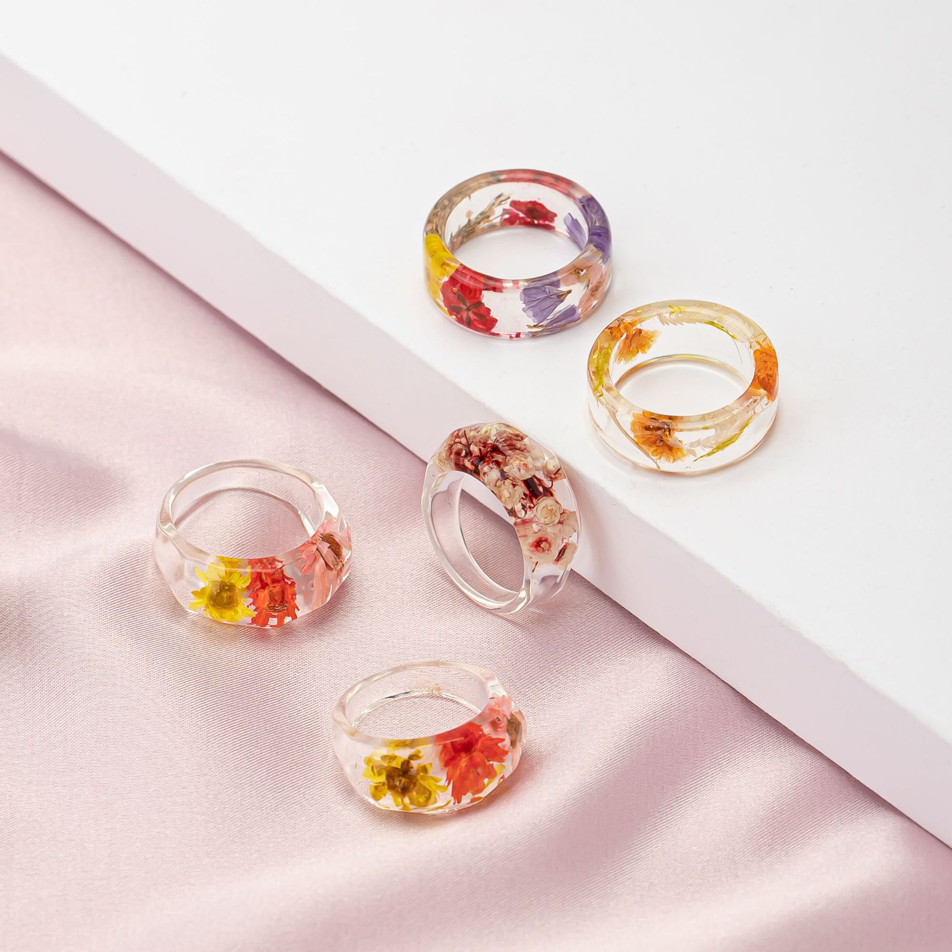 絶妙なミニマリスト樹脂製デイジー ドライフラワー レトロアク - Resin Art Ring のレビューと価格