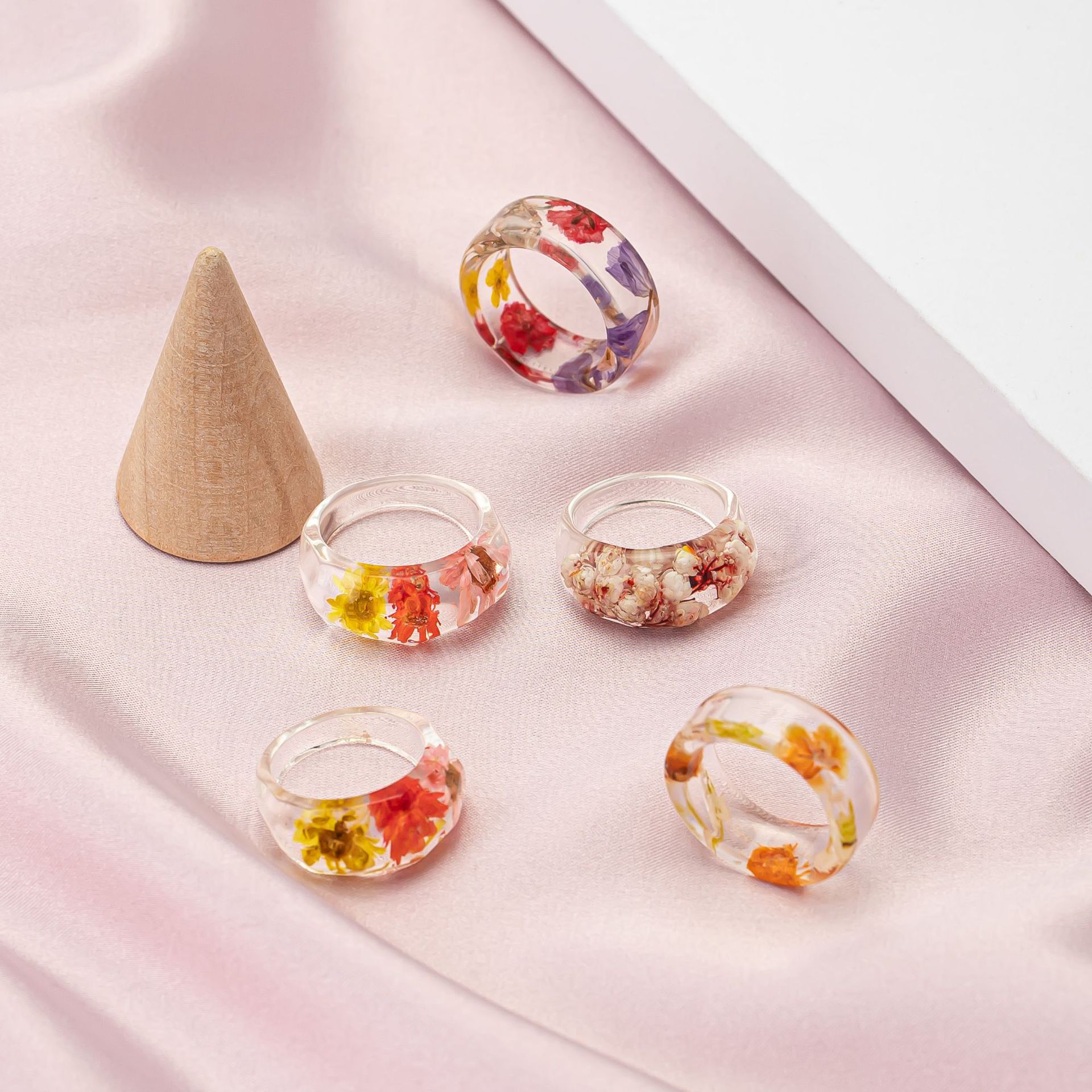 絶妙なミニマリスト樹脂製デイジー ドライフラワー レトロアク - Resin Art Ring のレビューと価格